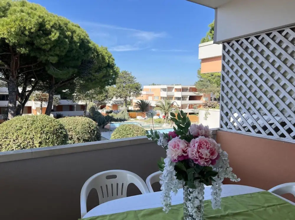 Flat With Terrace Overlooking the Pool