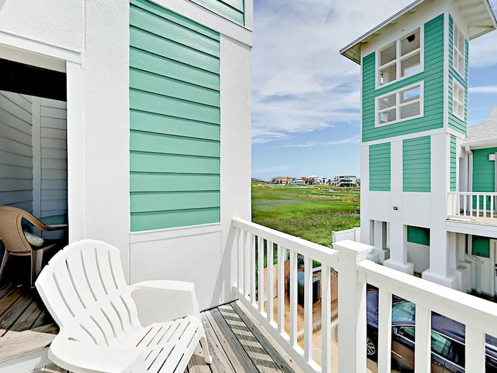 3BR Townhome with Tower Views by RedAwning