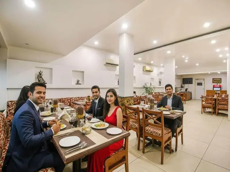 FabHotel Silver Inn I - Near Prabhat Chauraha
