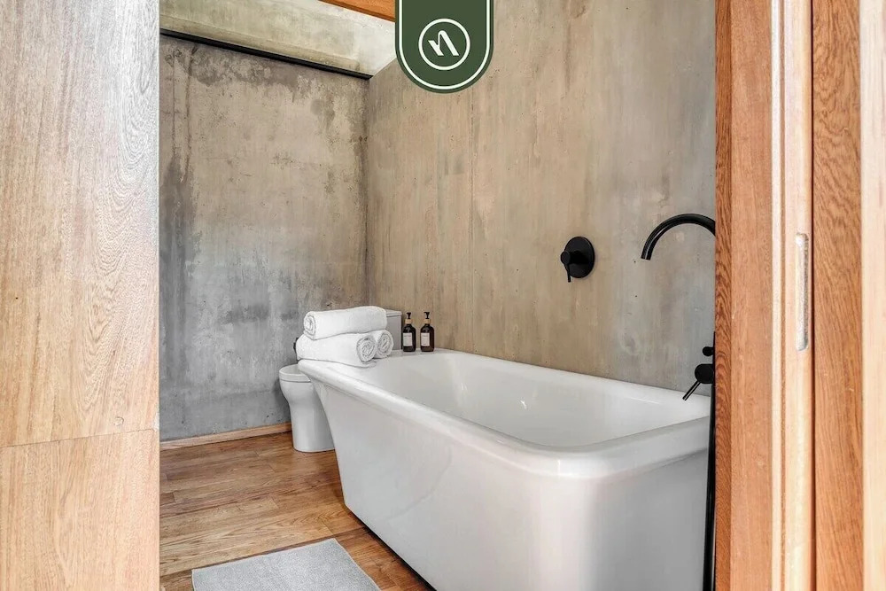 Luxury 3 BR House in Downtown - AC - Peaceful