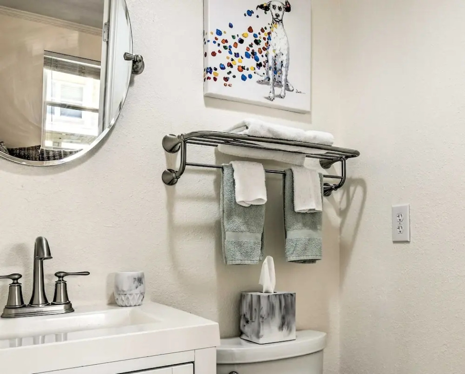 Chic Gulf Shores Condo w/ Pool & Beach Access
