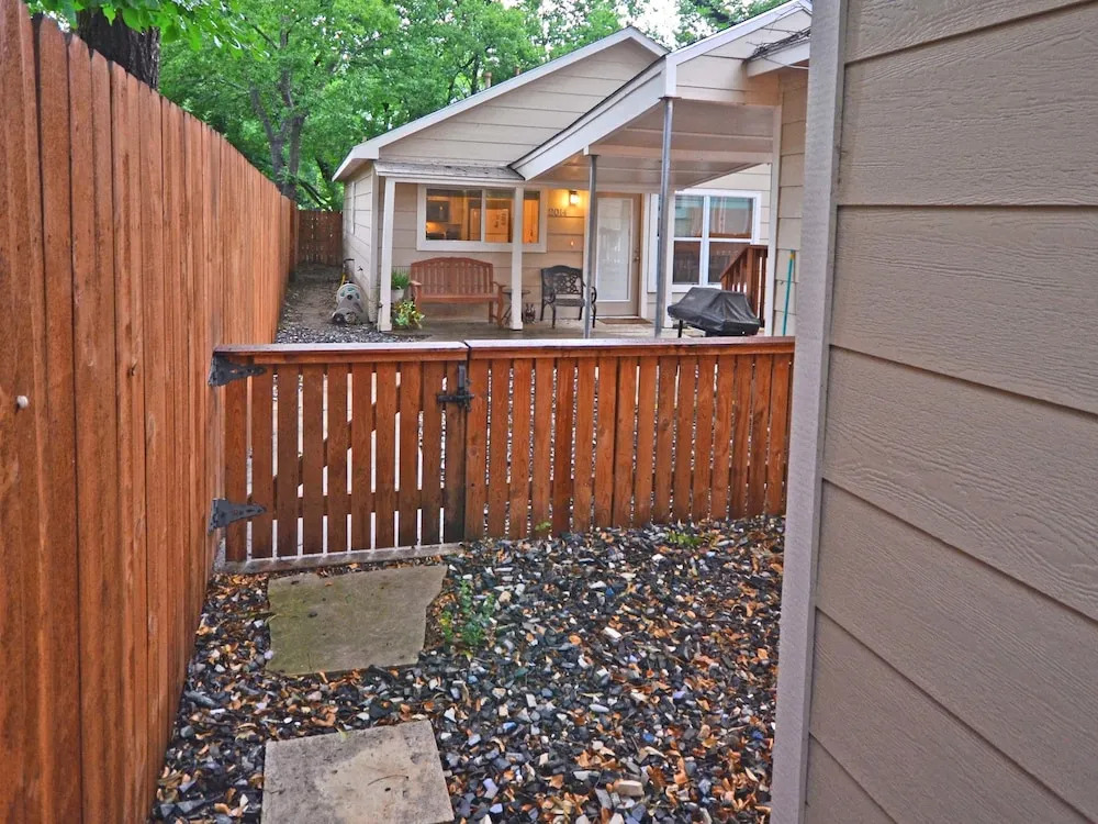 2BR Renovated Austin Coach House by RedAwning