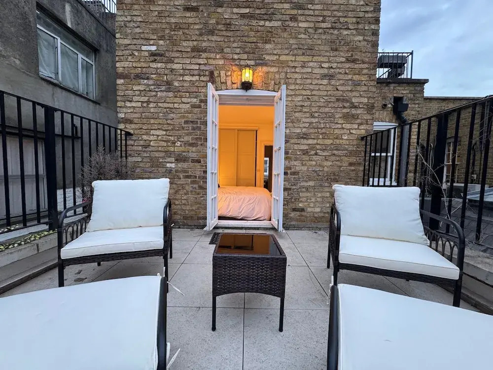 Central Apartment - Sleeps 2 & Private Patio