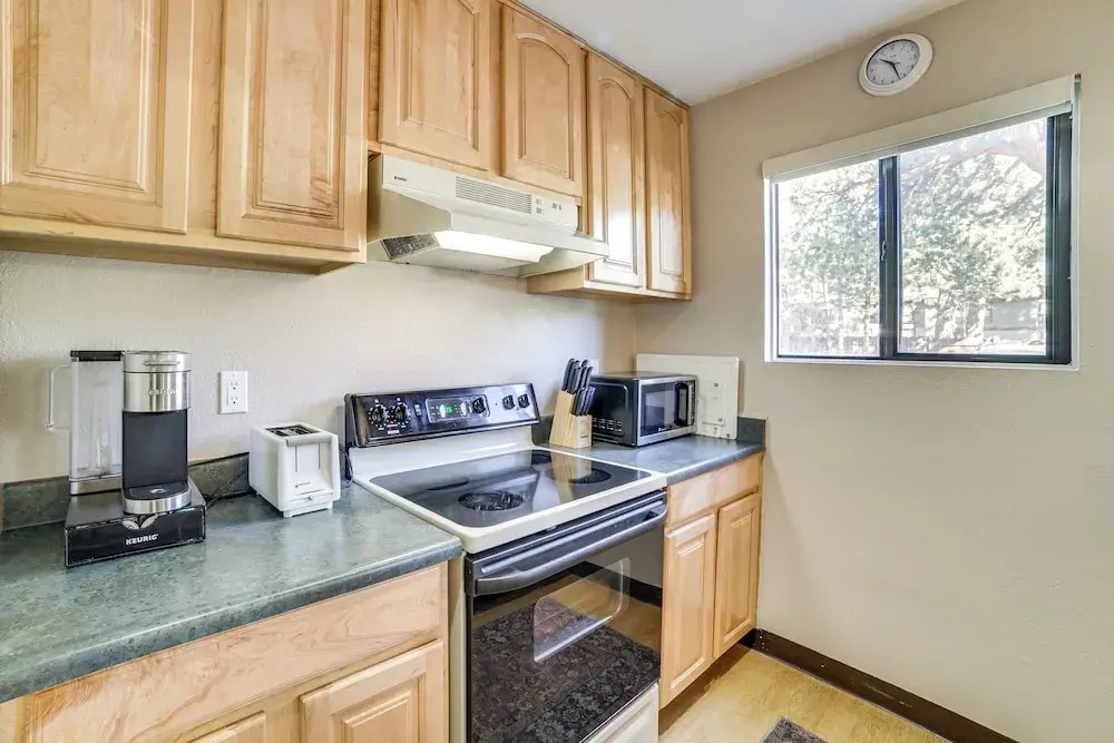 Cozy Mammoth Lakes Studio: 5 Mi to Ski Slopes