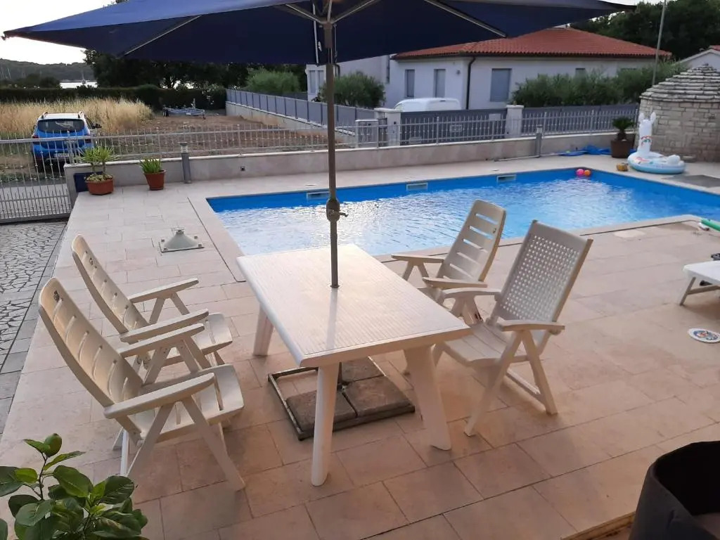 Nice, cosy studio apartment with shared outdoor pool