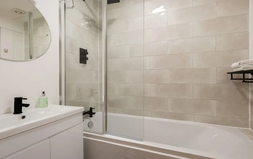 The Kensington Grove - Stylish 2BDR Flat with Private Patio