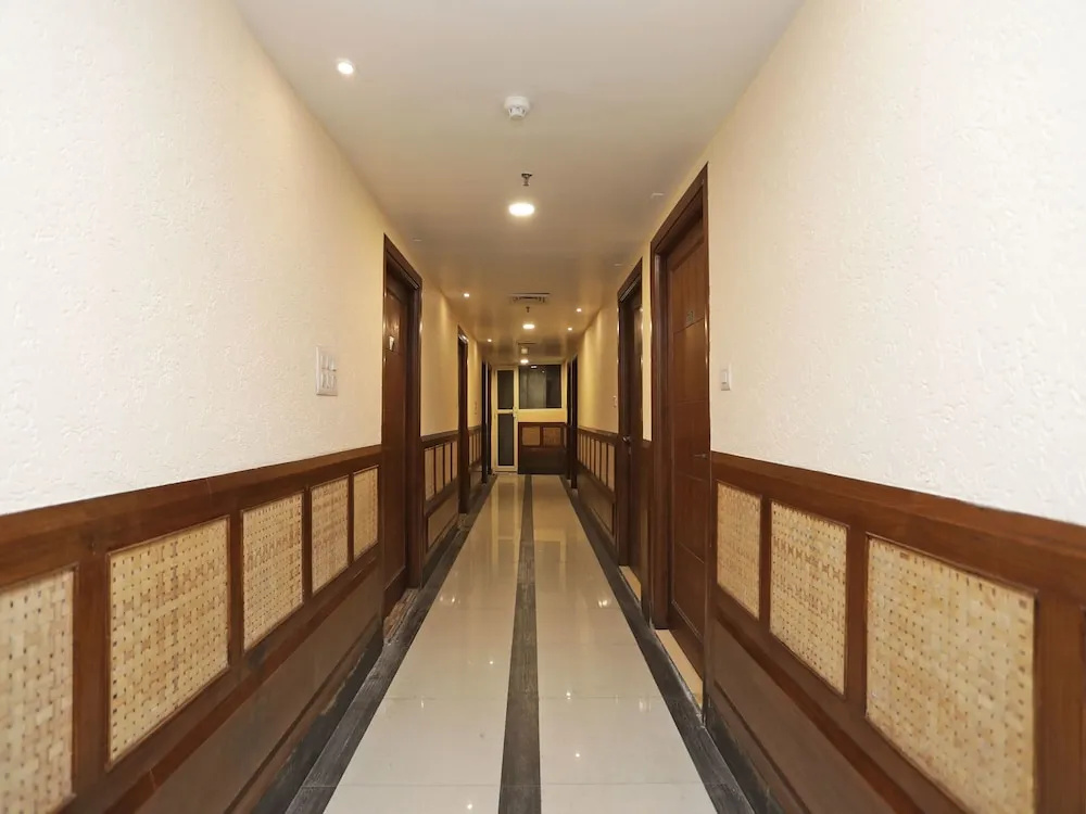 OYO 11061 Hotel Awesome
