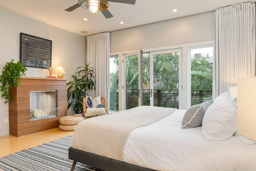 Breakwater by Avantstay Venice Bungalow w/ Rooftop Patio Close to Beach!