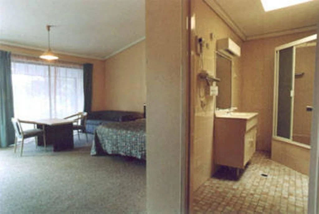 Bay Hotel Motel
