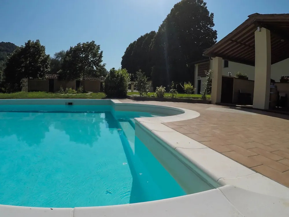 CASALE LA FATA -tipico toscano immerso nelle colline tra Lucca e Versilia, 6 appartamenti indipendenti