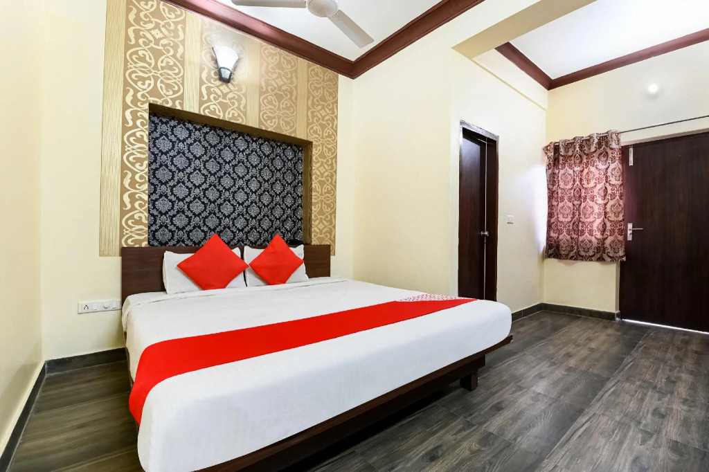 OYO 77903 Utsav Hotel