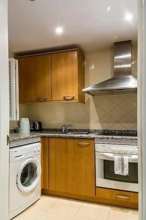 2 Bed Apartment Sleeps 4 - Pool Access - Garden