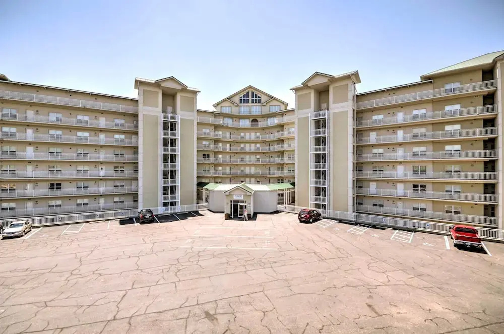 Lakefront Osage Beach Condo: Balcony & Pool Access