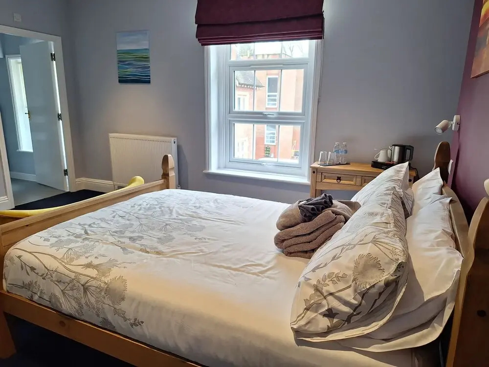 Comfortable and Spacious Double En-suite Room