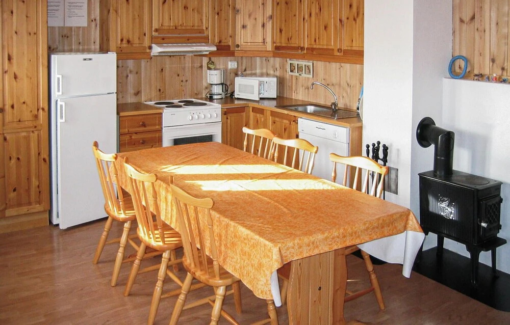 Cozy Home In Spangereid With Wifi