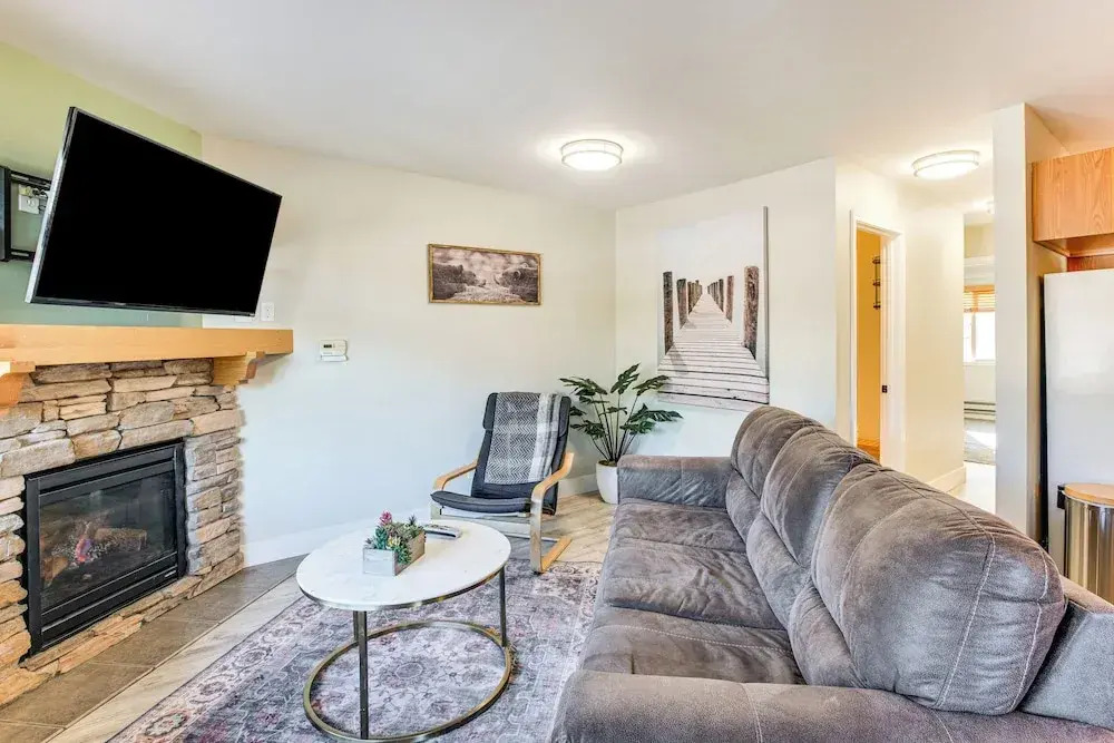 1 Mi to Stagecoach Chairlift: Stateline Condo