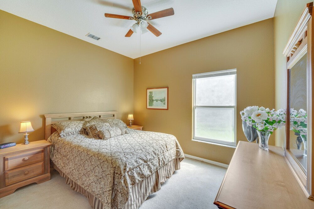Lake-View Escape w/ Lanai in Kissimmee
