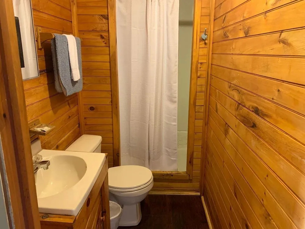 Pine Crest Motel & Cabins
