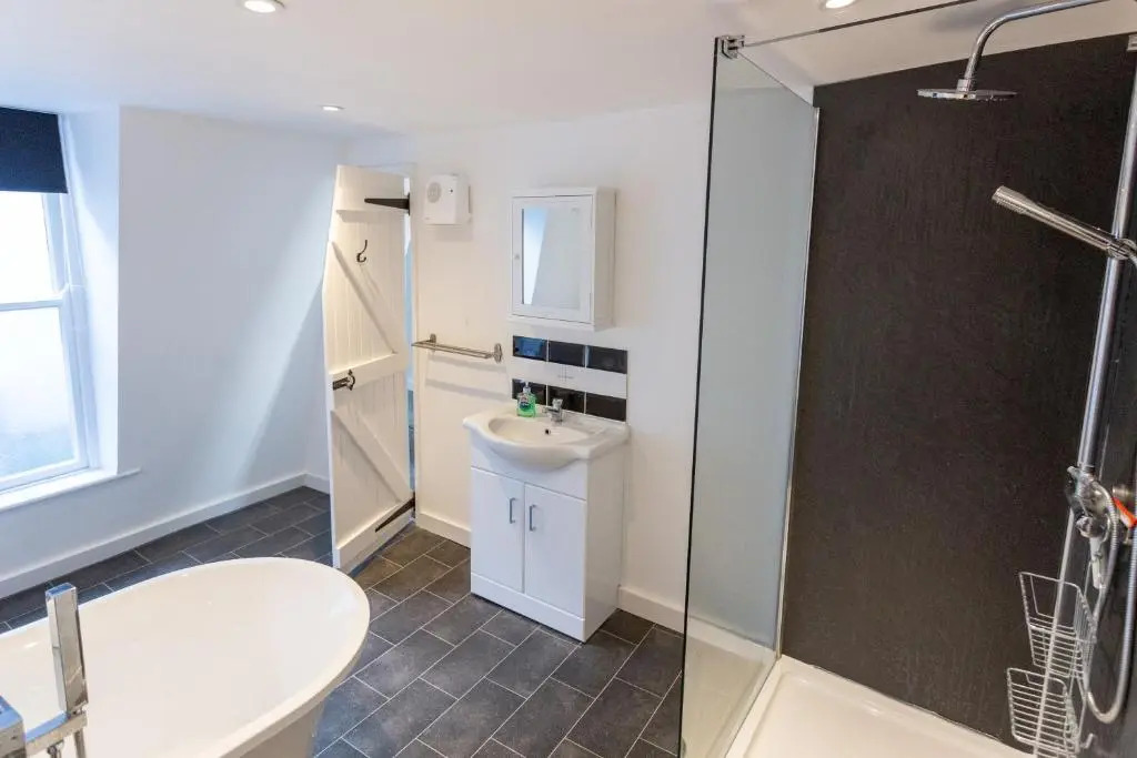 Ocean Apartment, 50 yds to Beach, Sleeps 10