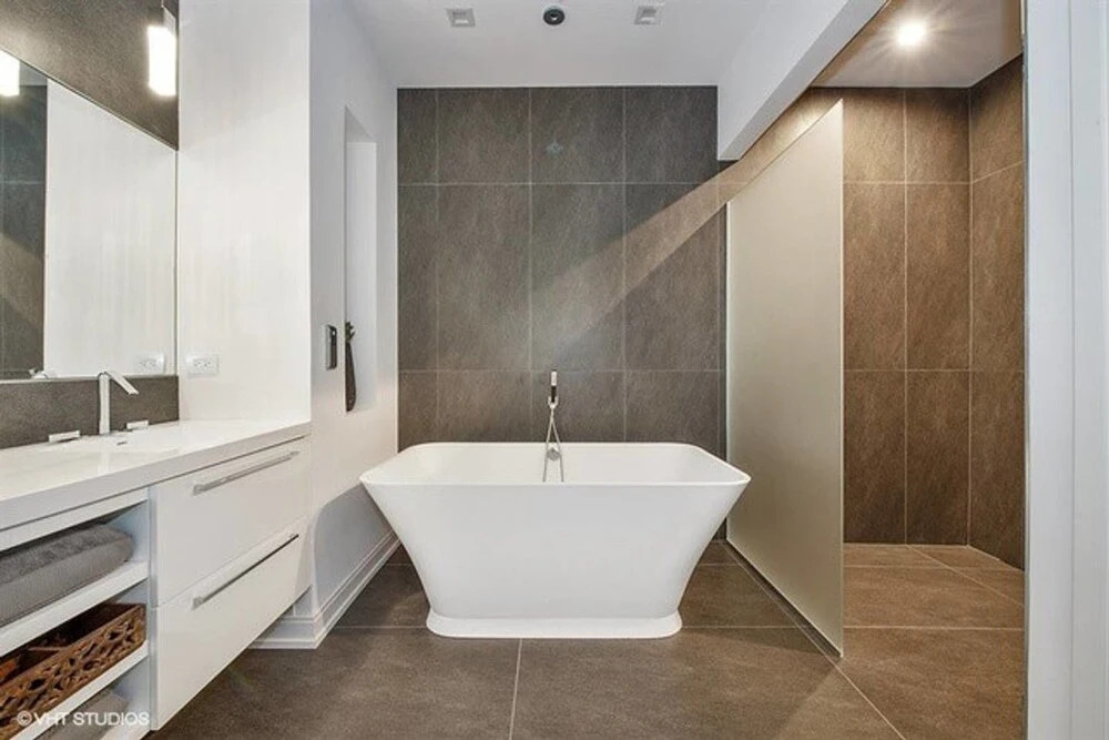 Spacious & Private 3 BDR Luxury Condo in Downtown