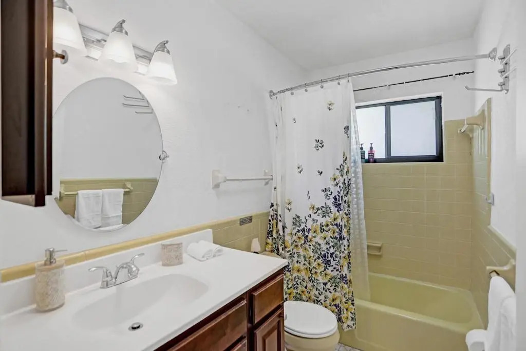 NEW Adorable Villa 7 min to Beach Trampoline