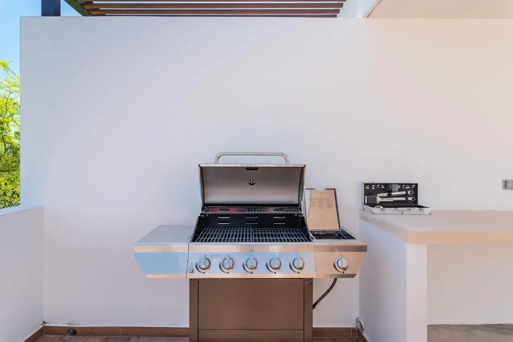 Entire House- 3BR with Private Roof Top Deck