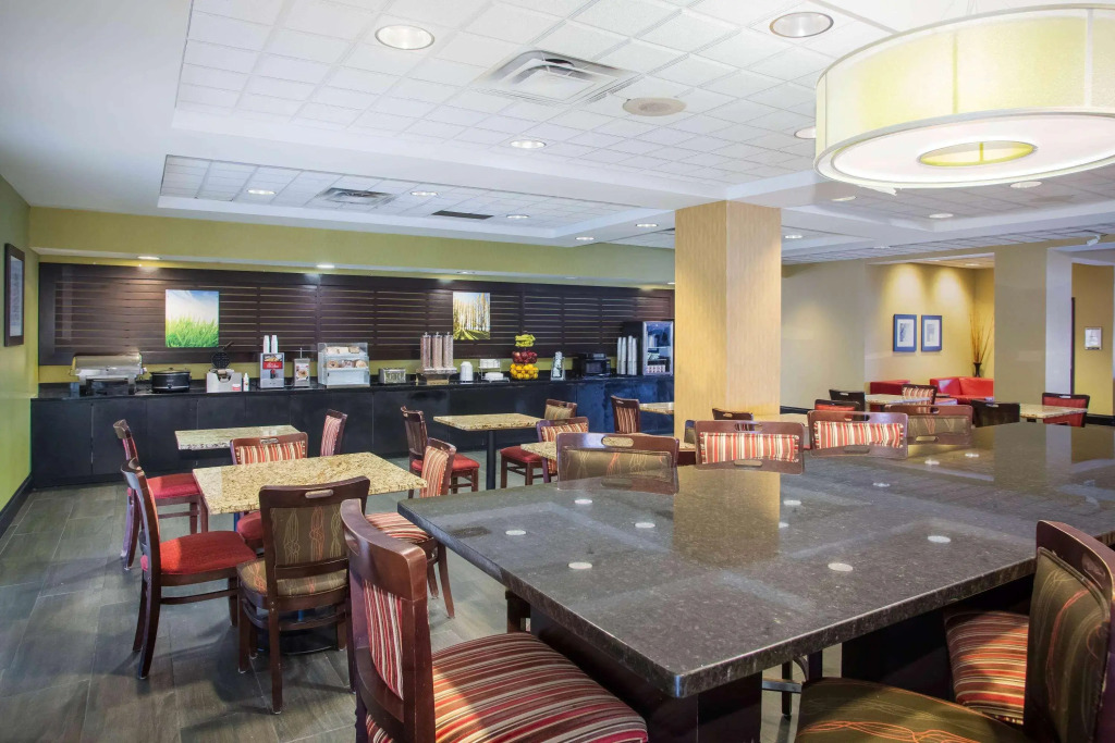 La Quinta Inn & Suites St. Louis Airport - Riverport