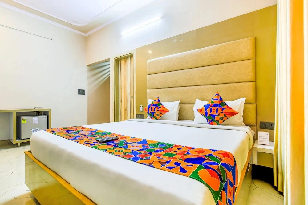 SR 1 by FabHotel