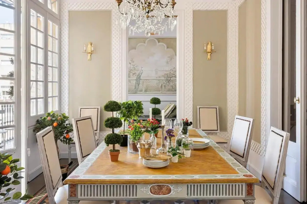 Placa Catalunya V Charming and Exquisite 5Bd Apartment with Large Balcony