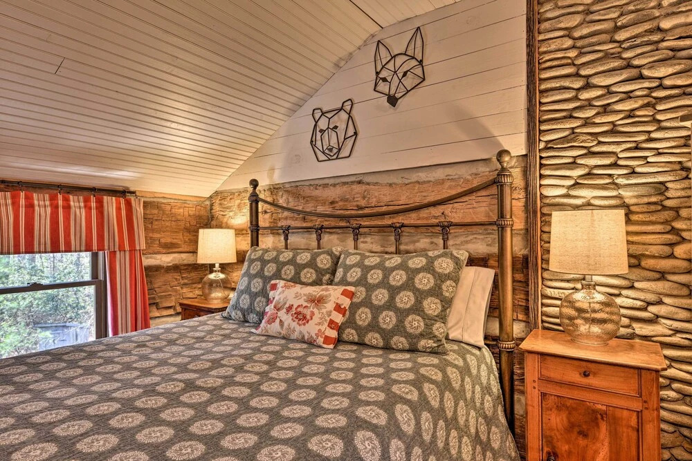 Cabin Near Boone w/ Hot Tub & Mountain Views