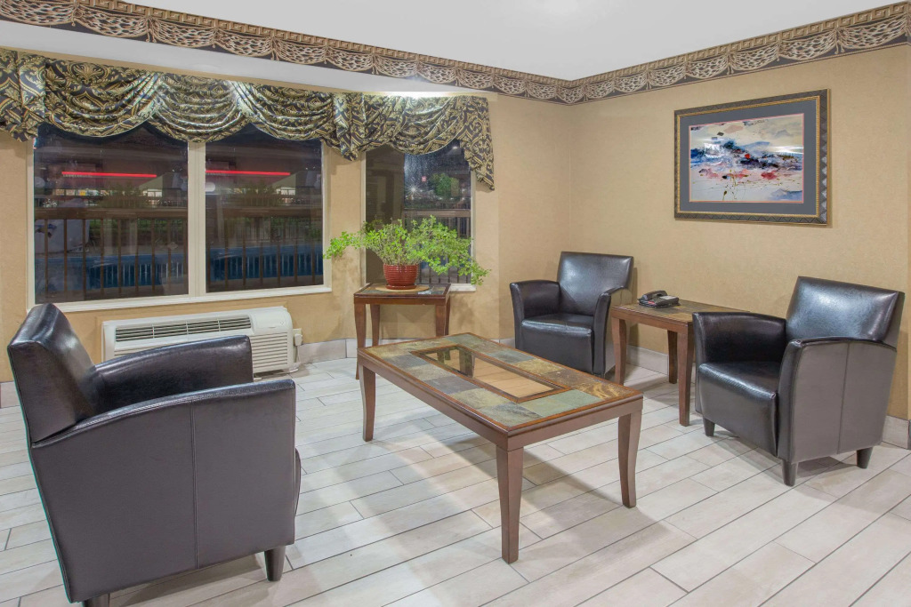 Days Inn & Suites by Wyndham Pine Bluff