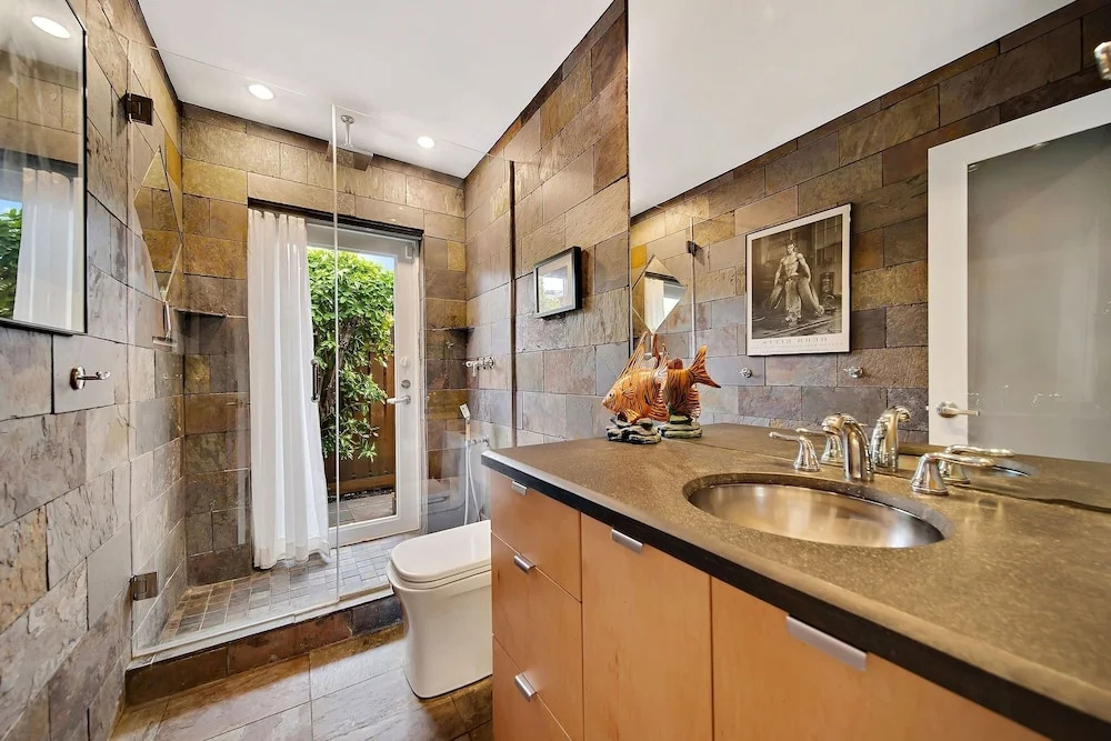 Upscale Modern Beach W/ Saltwater Pool 3 Bedroom Home