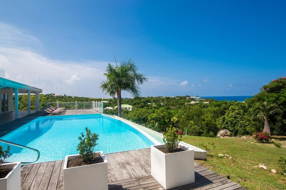 Exclusive Terres Basses Location, Full AC, Salt Water Pool, Wifi, Short Drive to the Beach!
