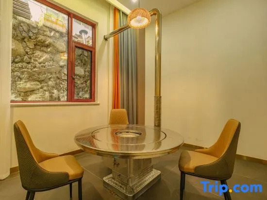 Yicun Light Luxury Boutique Homestay (Shennongjia Muyu Bus Terminal Store)
