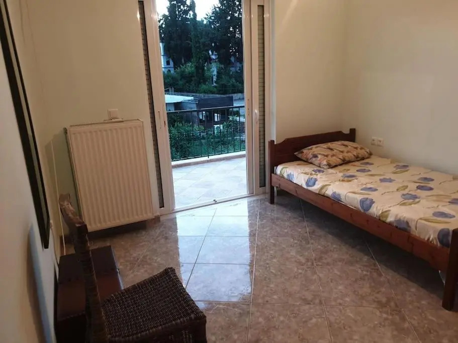 Πολυτελής όροφο διαμέρισμα, κοντά στην παραλία με εσωτερικό τζακι.