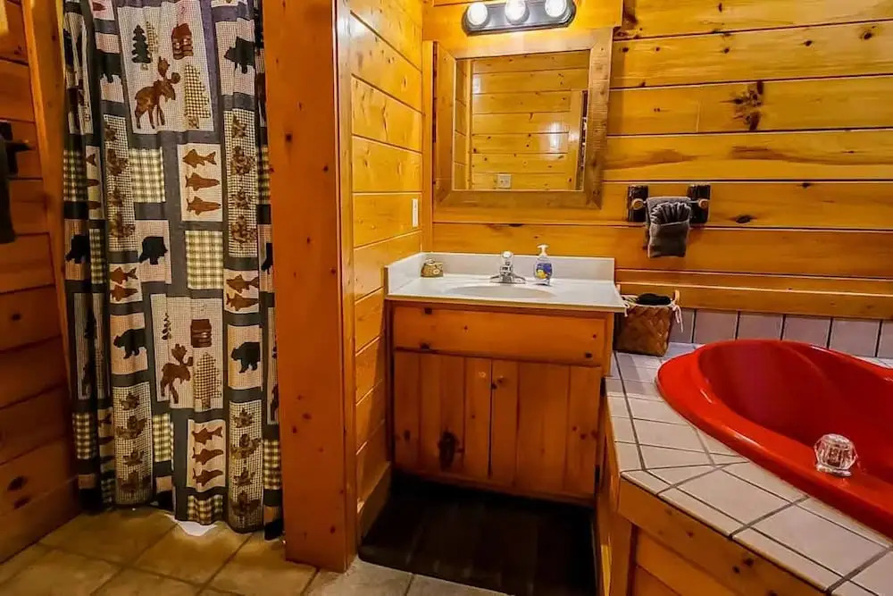 Across the Creek Cabin by Beyond Expectations With Hot Tub