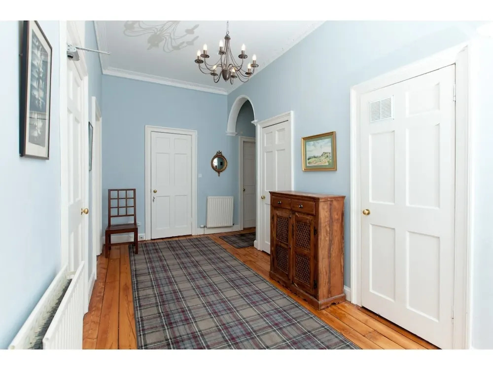 Spacious, Elegant 4BR New Town Flat For 9