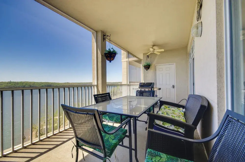 Lakefront Osage Beach Condo: Balcony & Pool Access