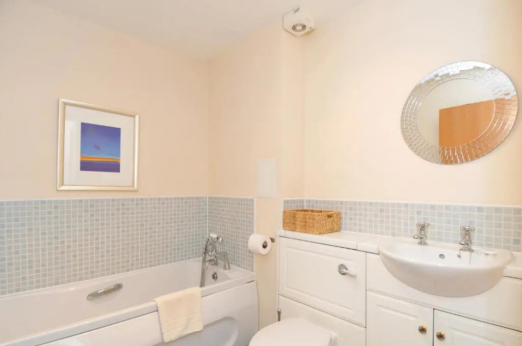 201 Quiet 2 Bedroom Property With Secure Private Parking