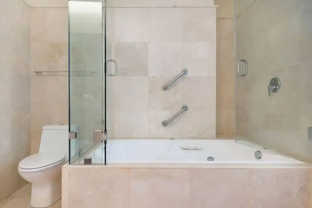 Enjoy Your Stay at a Luxury 3 Bedroom Condo With Stunning Lake Views