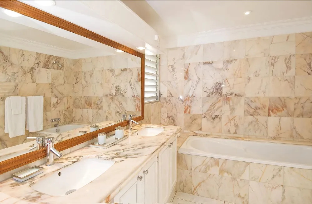 Charming Tropical Villa, Walk to the Beach! AC, Pool, Free Wifi, Concierge, Ideal for Families