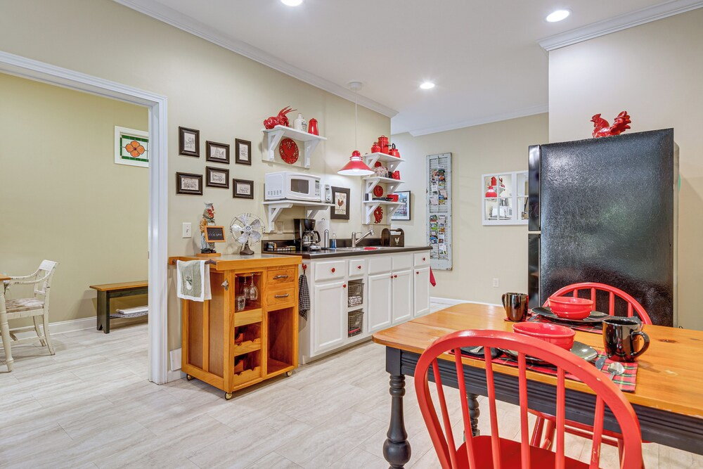Walk to Main Street: Saluda Escape w/ Garden Patio