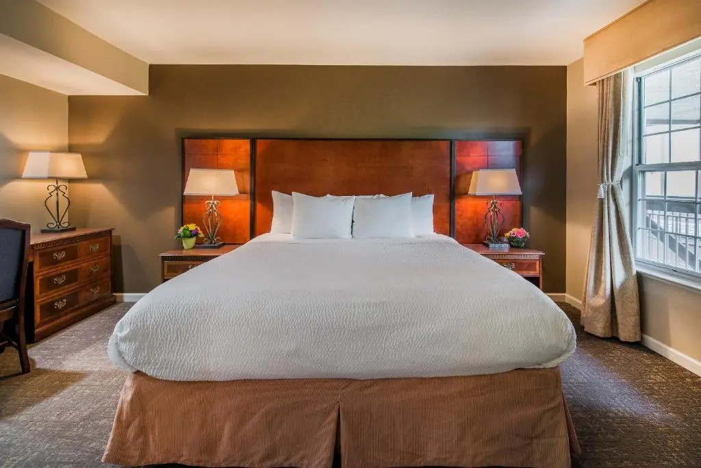 Cloverleaf Suites