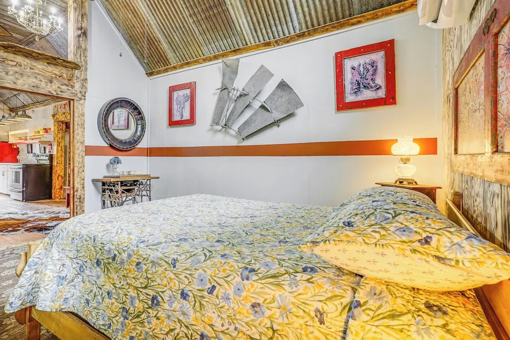 Walk to Granbury Square & Beach! texas Cottage