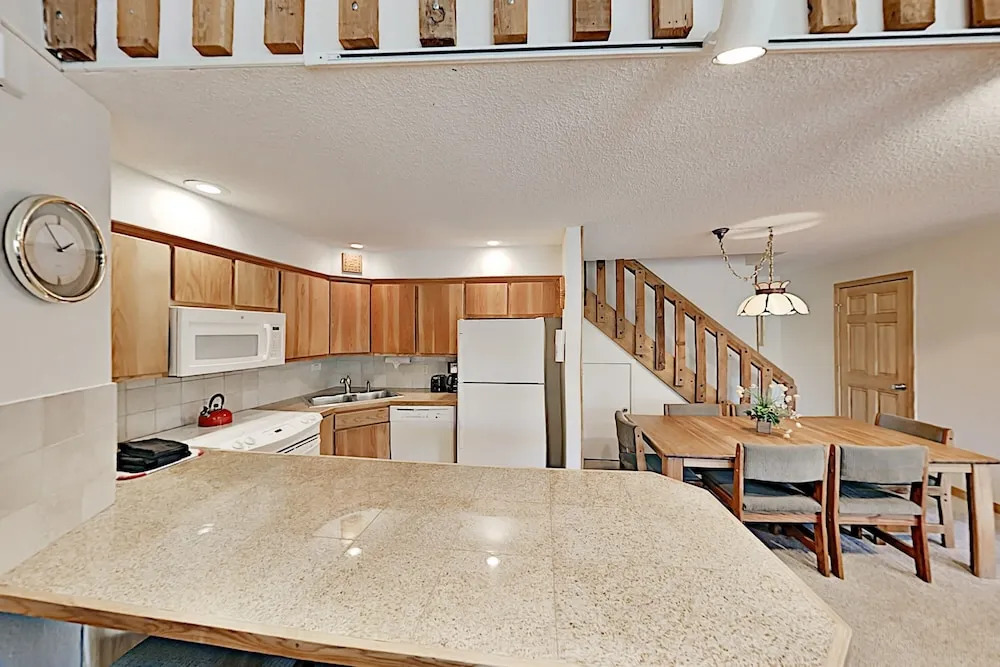 Breckenridge W/ Pool, Hot Tub & Slope Views 2 Bedroom Condo