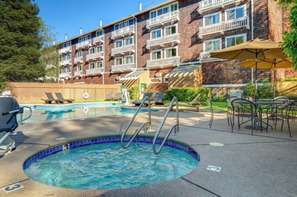 Lake Natoma Inn