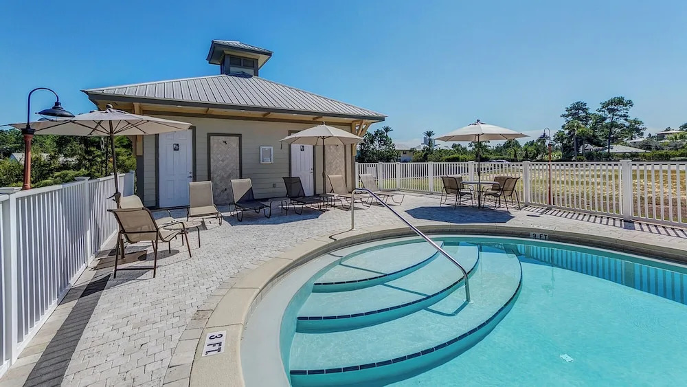 3BR Condo Near Peaceful Lake w/ Large Pool, Close to Beach