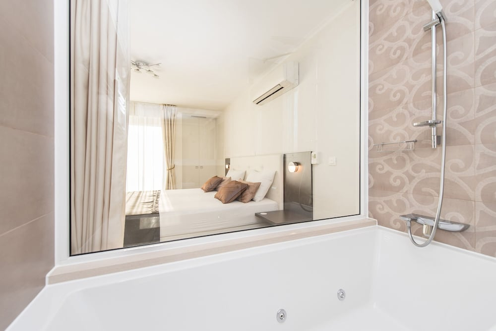 Sargas Suite 6 With City View