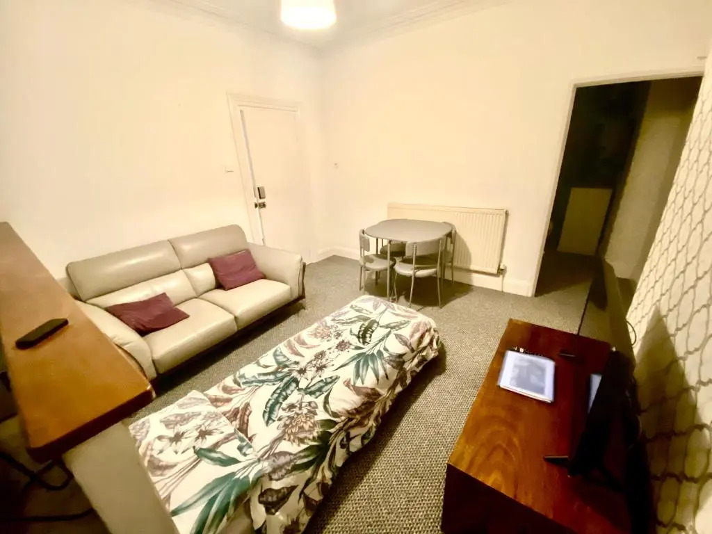 The Walnut Suite Lovely One Bedroom Flat in Stoke.