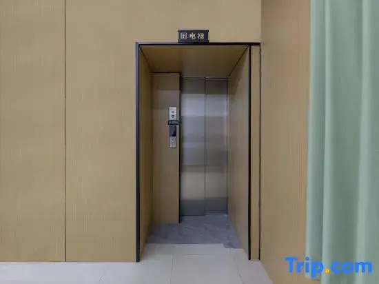 Xinxuting Hotel (Laodong Road Subway Station Xujiang Sky Street)